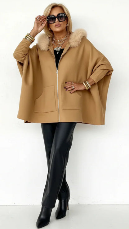 Sofia-Mantella in lana con cappuccio in eco pelliccia