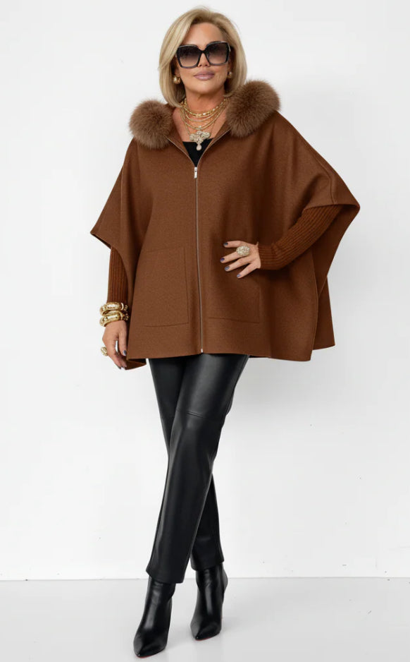 Sofia-Mantella in lana con cappuccio in eco pelliccia