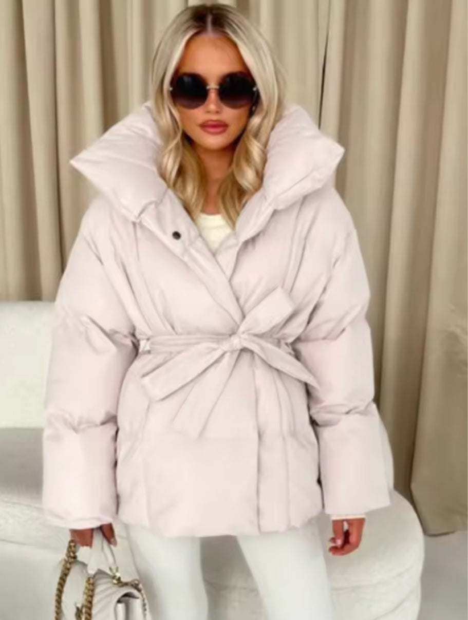 Jasmine- Piumino corto oversize con collo alle coreana e cintura in vita