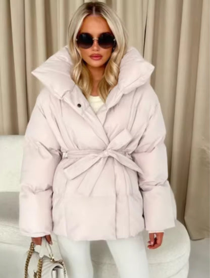 Jasmine- Piumino corto oversize con collo alle coreana e cintura in vita