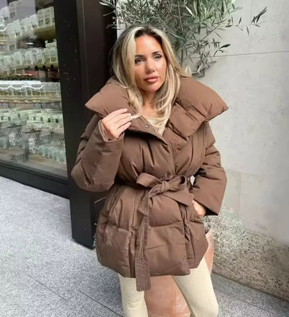 Jasmine- Piumino corto oversize con collo alle coreana e cintura in vita