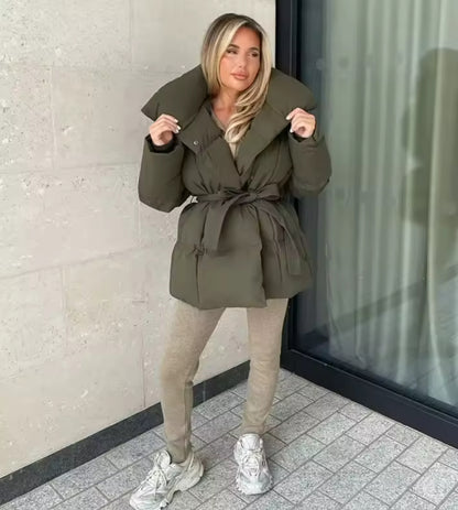 Jasmine- Piumino corto oversize con collo alle coreana e cintura in vita